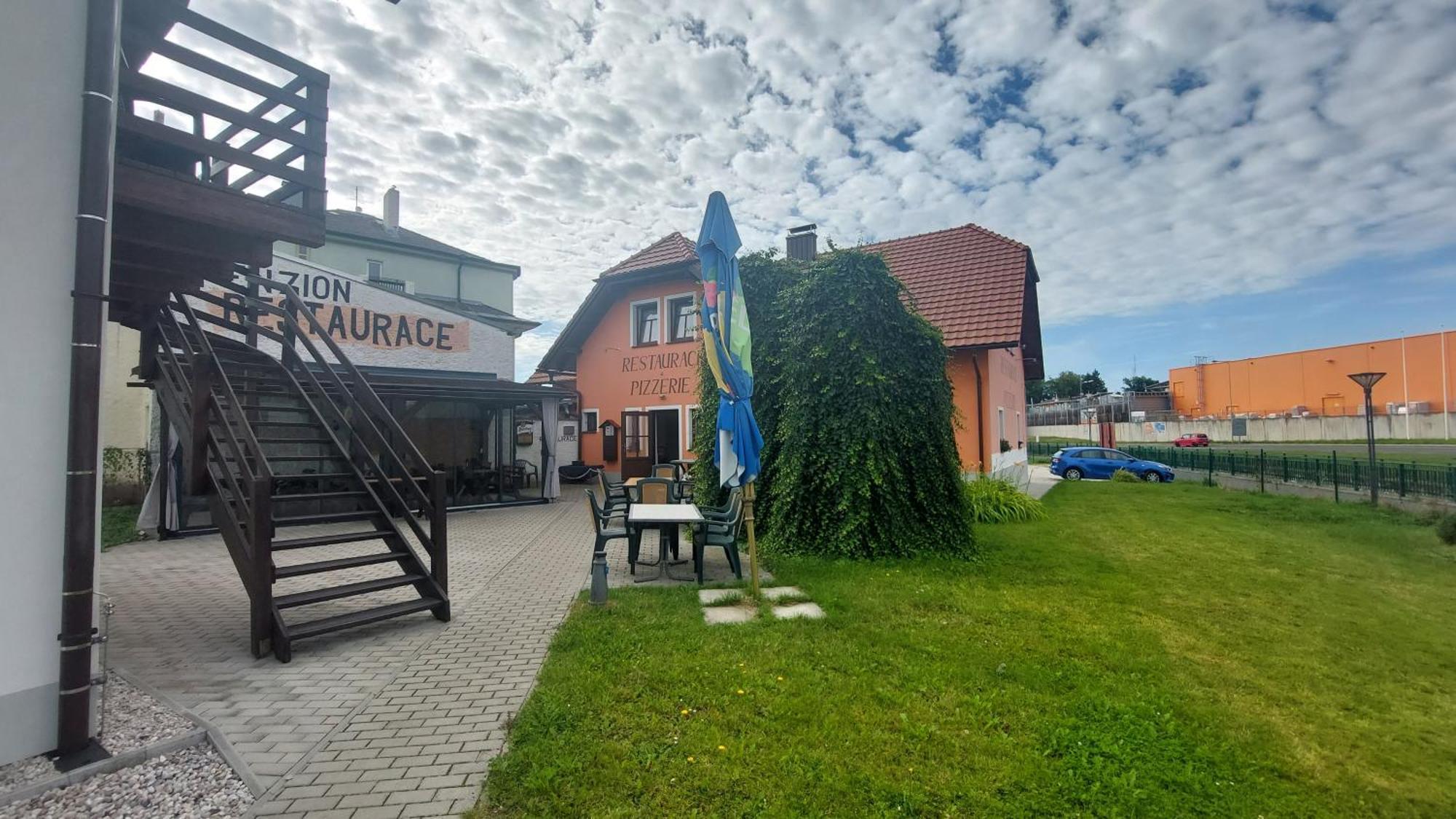 Penzion A Restaurace U Strnada Klatovy Eksteriør billede